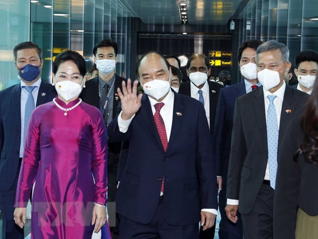 Singaporean Foreign Minister Vivian Balakrishnan (right) sees off President Nguyen Xuan Phuc (centre) and his spouse (left) at Changi International Airport on February 26 (Photo: VNA)