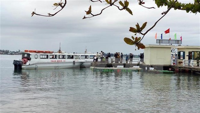 Rescue forces are continuing to search for the missing in the boat accident at Cua Dai, Quang Nam (Photo: VNA)