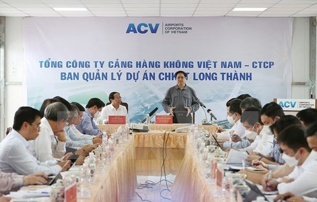 Prime Minister Pham Minh Chinh works with agencies involving in the construction of Long Thanh International Airport project on February 6 (Photo: VNA)