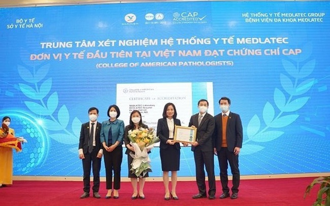 Deputy Minister of Health Tran Van Thuan (second from right) grants CAP Laboratory Accreditation to representatives from Medlatec analysis centre (Photo: qdnd.vn)