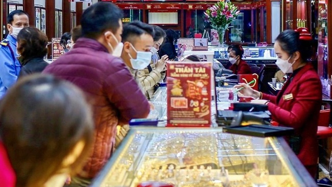 Gold shops brace for God of Wealth Day crowds (Photo: VNA)