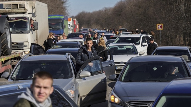 People wait in a traffic jam as they leave the city of Kharkiv, after Russian President Vladimir Putin authorised a military operation in eastern Ukraine. (Photo: VNA)