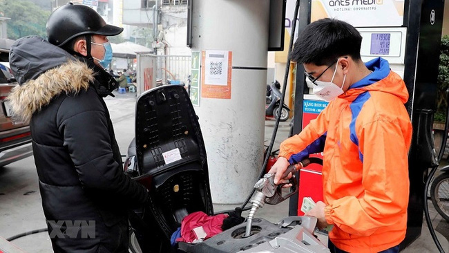 Petrol prices continue to rise by nearly 1,000 VND per litre (Photo: VNA)