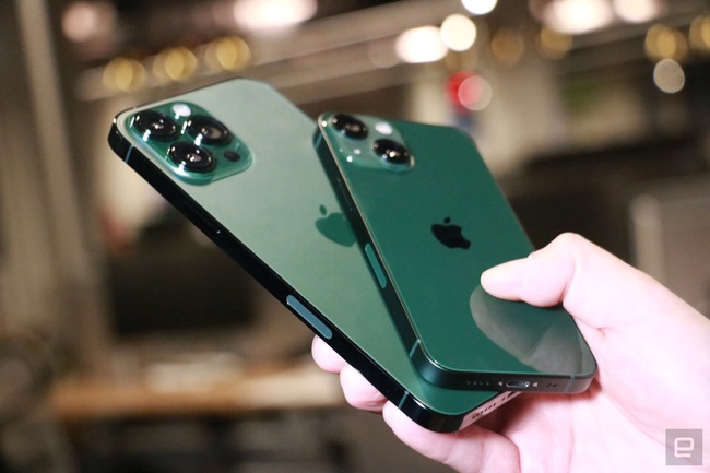 Sắc xanh lá tươi mới của iPhone 13 Pro khiến cho chiếc điện thoại này trông dịu dàng hơn, nhưng không kém phần sang trọng và đẳng cấp. Hãy xem hình ảnh để đắm chìm vào vẻ đẹp của nó.