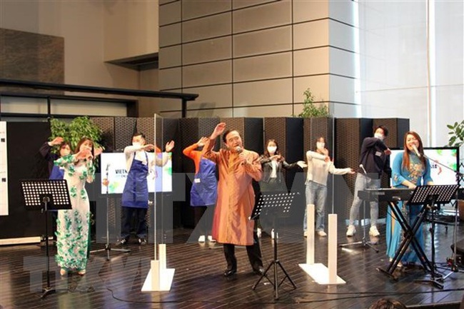 Kanagawa Governor Yuji Kuroiwa, Japan ese artists as well as Vietnamese and Japanese students perform the song entitled 
