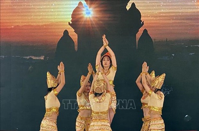 A dance performance by Cham people in Binh Thuan province. (Photo: VNA)
