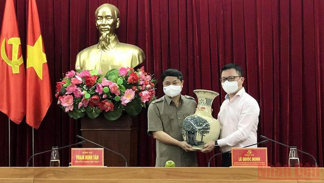 Nhan Dan Newspaper's Editor-in-chief Le Quoc Minh (R) presents a gift to Dak Lak provincial Party Committee. (Photo: NDO/Nguyen Cong Ly)