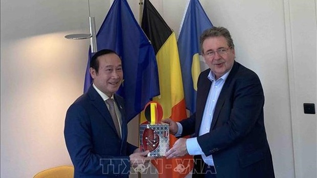 Vietnamese Ambassador to Belgium Nguyen Van Thao (left) receives a souvenir from Minister-President of the Government of the Brussels-Capital Region of Belgium Rudi Vervoort. (Photo: VNA)