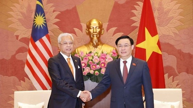 National Assembly Chairman Vuong Dinh Hue (R) and Malaysian Prime Minister Dato’ Sri Ismail Sabri bin Yaakob. (Photo: VNA)
