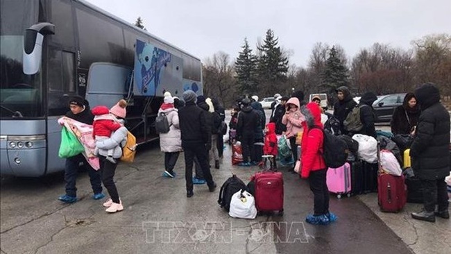Vietnamese citizens evacuated from Ukraine to Romania (Photo: VNA)