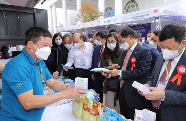A booth displays Vietnamese products. (Photo: baothanhhoa.vn)