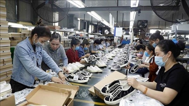 Producing footwear for exports (Photo: VNA)