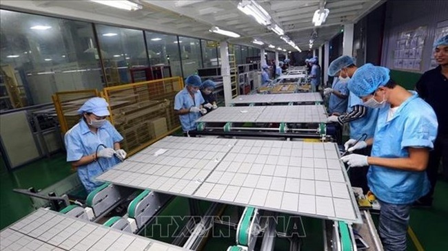 Workers produce solar panels at the factory of the Canadian Solar Manufacturing Vietnam Co. Ltd in the Vietnam - Singapore Industrial Park in Hai Phong city. (Photo: VNA)