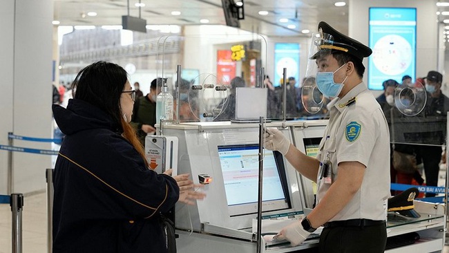 Passengers check in at Noi Bai airport (Hanoi).