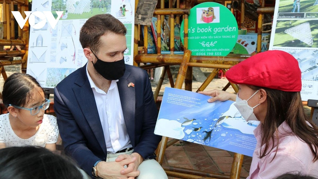 British Deputy Consul General in Ho Chi Minh City, Sam Wood and the group of Hoi An’s Reading Ambassadors, read books about the environment to children, raising awareness about environmental protection. (Photo: VOV)