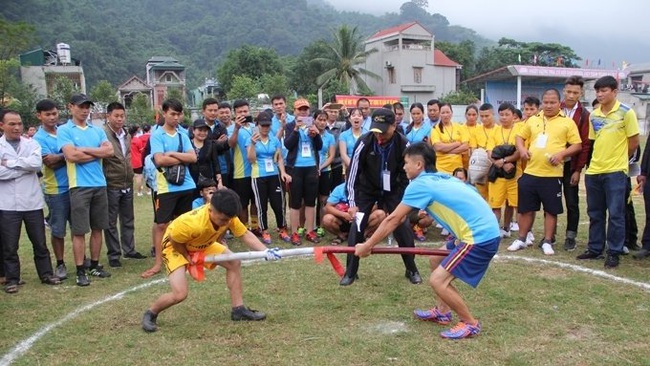 Stick pushing is a very popular sport game in the mountainous areas of Thanh Hoa province. (Photo: baothanhoa.vn)