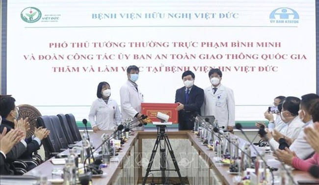 Permanent Deputy PM Pham Binh Minh presents Tet gift to Viet Duc Hospital. (Photo: VNA)