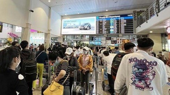 Passengers line up at the check-in counter of Bamboo Airways. (Photo: VNA)