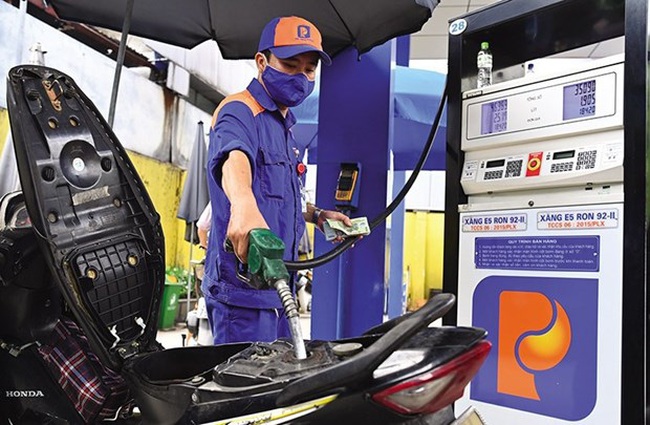 Hikes of petrol and gas prices in tandem with global fuel prices contribute to the increase in the overall CPI in the first quarter (Photo: VNA)