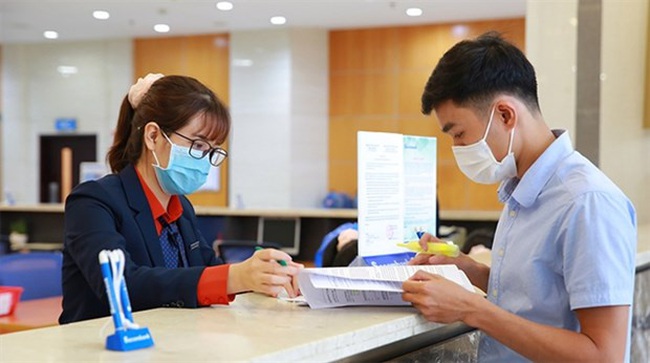 A customer at a Sacombank office. The Government has assigned the SBV to coordinate with relevant agencies in urgently finalising the draft resolution on extending Resolution 42/2017/QH14 to submit to the National Assembly . (Photo: cafef.vn)