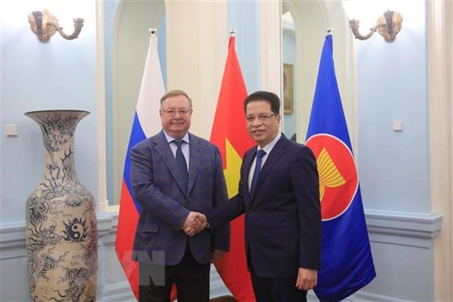 Vietnamese Ambassador to Russia Dang Minh Khoi (R) receives Chairman of the Association of Lawyers of Russia Sergey Stepashin. (Photo: VNA)