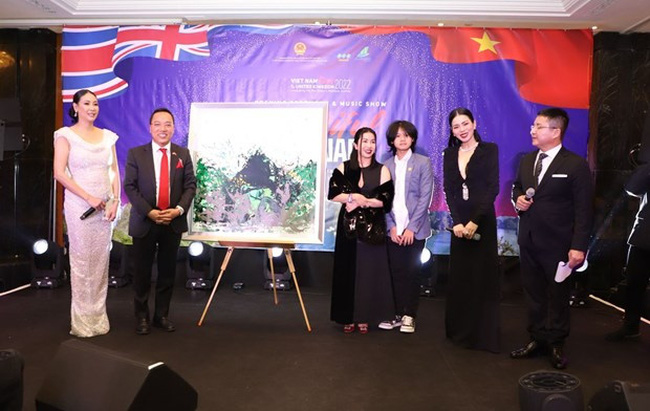 A charity auction of a painting by talented young artist Xeo Chu as part of the Vietnam Days. (Photo: VNA)