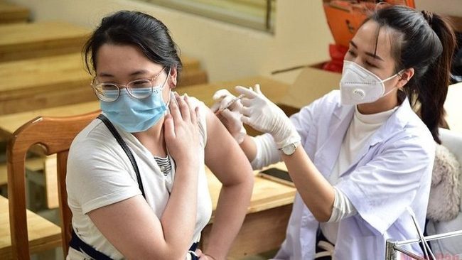 A woman gets vaccinated against COVID-19. (Photo: NDO)