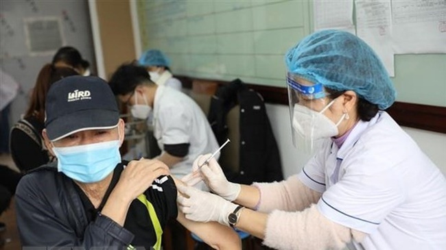 A resident in Le Dai Hanh ward of Hanoi's Hai Ba Trung district gets vaccinated against COVID-19. (Photo: VNA)