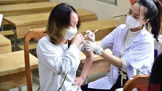 A Hanoi citizen is vaccinated against COVID-19. (Photo: NDO)