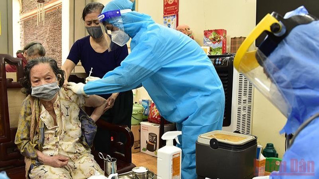 Hanoi residents are vaccinated against COVID-19 at home. (Photo: Thanh Dat)