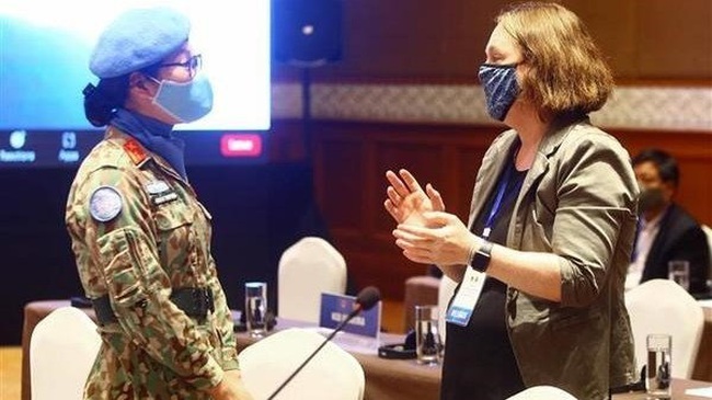 Participants discuss on the sidelines of the workshop (Photo: VNA)