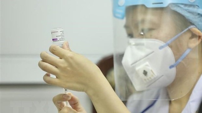 A health worker prepare to inject a COVID-19 vaccine shot (Photo: VNA)
