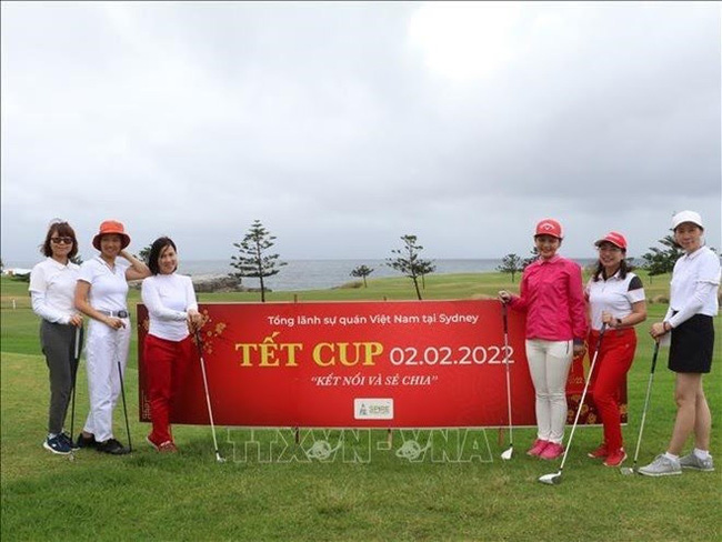 Female golfers pose for a group photo at the tourney (Photo: VNA)