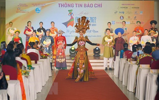 An ao dai show takes place at the announcement event (Photo: VNA)