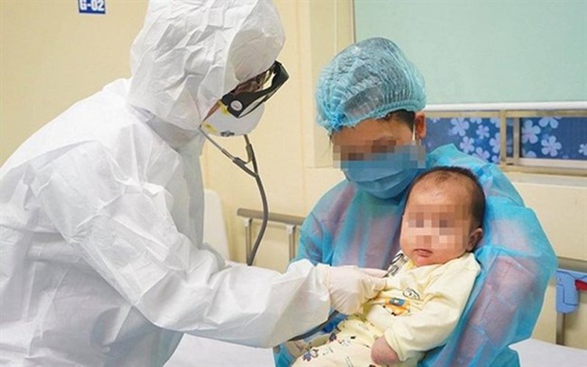 A medical worker examines a baby infected with COVID-19. (Photo: laichau.gov.vn)