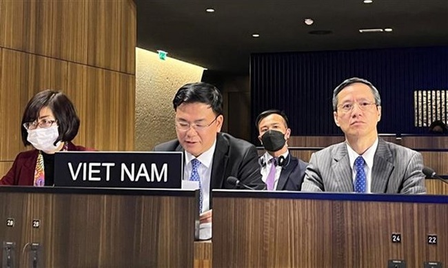 Deputy Minister of Foreign Affairs Pham Quang Hieu (C) speaks at the UNESCO Executive Board's 214th session (Photo: VNA)