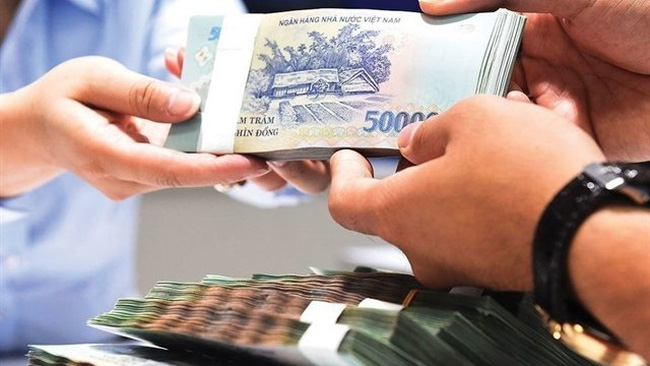 A client puts money into his deposit account. (Photo: vietnamnet.vn)