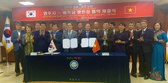 The agreement on sending Quang Binh seasonal workers to Yeongju signed in Yeongju in 2019
