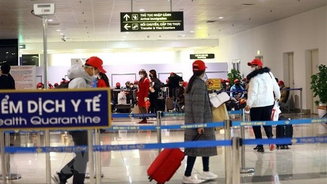 Immigration procedures at Noi Bai Airport (Photo: VNA)