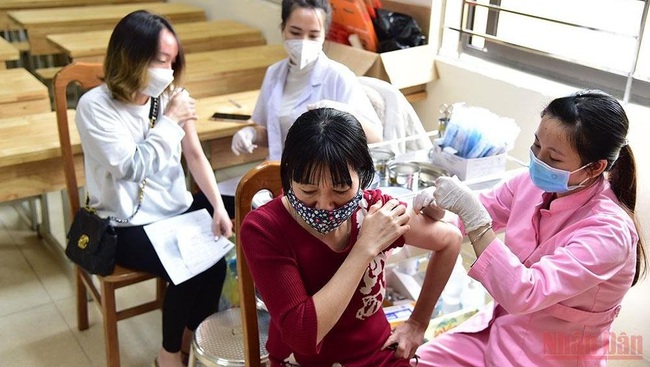 People in Hanoi are vaccinated against COVID-19.