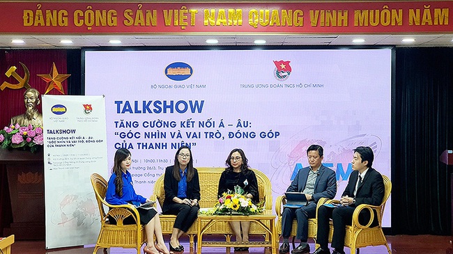 Speakers from ministries, departments, branches and organisations, discussed and shared online, with youth union members and youth across the country, at the programme.