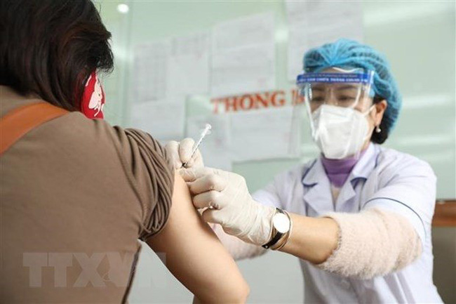 A health workers gives a COVID-19 vaccine shot to a resident of Le Dai Hanh ward in Hanoi's Hai Ba Trung district. (Photo: VNA)