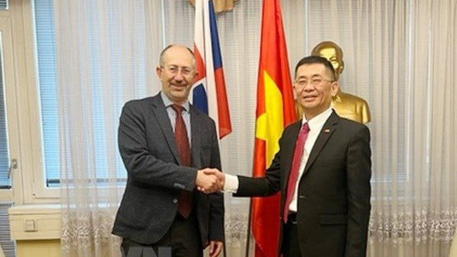 Vietnamese Ambassador to Slovakia Nguyen Tuan (R) and Chairman of the Slovak National Council's Economic Affairs Committee Peter Kremsky (Photo: VNA)