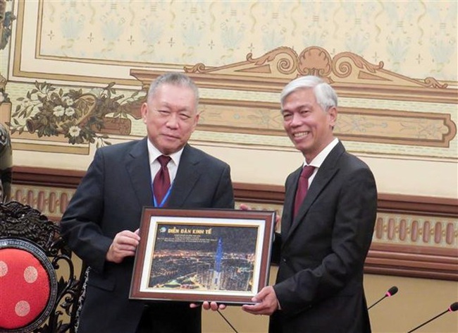 Vice Chairman of the People’s Committee of Ho Chi Minh City Vo Van Hoan (R) and Prof. Paul Cheng , Director of the Asia Competitiveness Institute and Professor of the Lee Kuan Yew School of Public Policy of Singapore. (Photo: VNA)