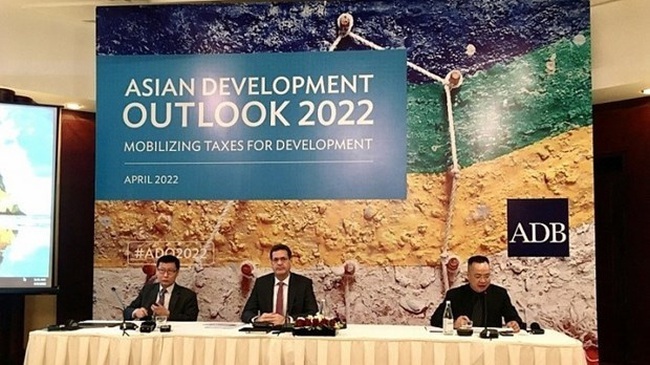The Asian Development Bank (ADB) announces the Asian Development Outlook 2022 at a press conference in Hanoi on April 6. (Photo: baoquocte.vn)