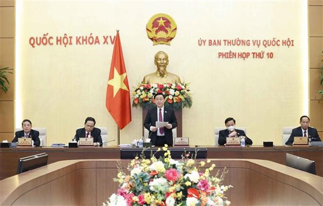 NA Chairman Vuong Dinh Hue speaks at the working session. (Photo: VNA)
