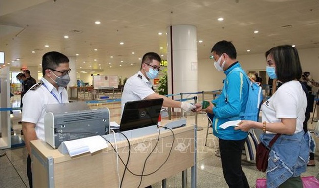 Passengers handle procedures at an airport in Vietnam. (Photo: VNA)