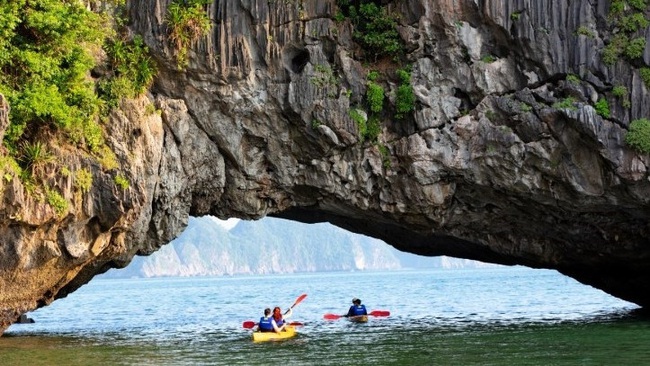 Tourists go kayaking to explore Lan Ha Bay (Photo: VNA)