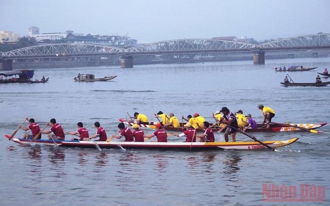 The boat race was held on the Huong River.