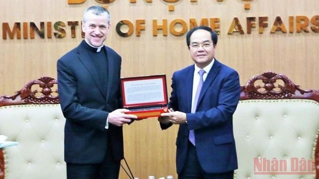 Deputy Minister of Home Affairs Vu Chien Thang and the Vatican’s Under-Secretary for Relations with States Miroslaw Stanislaw Wachowski.